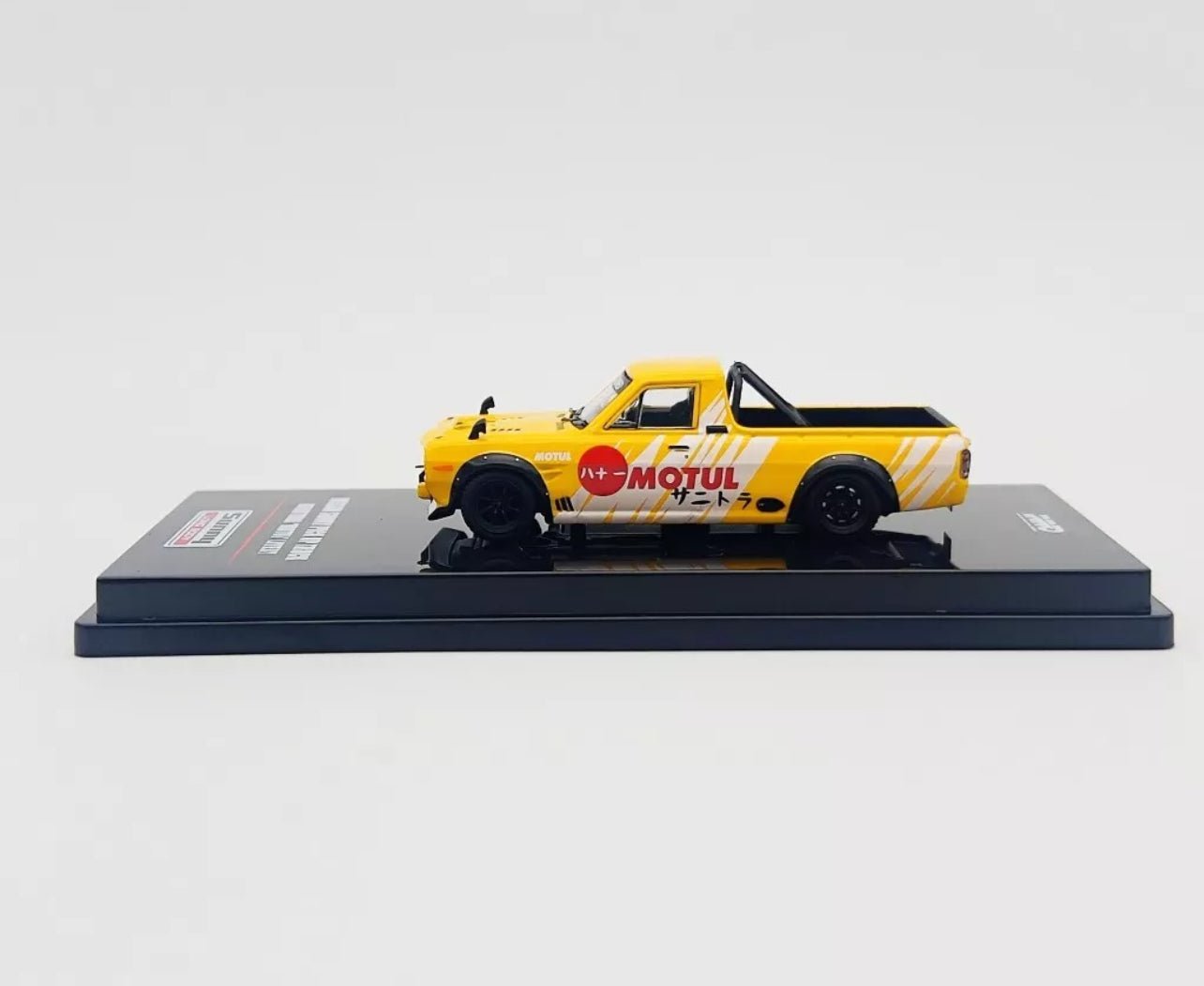 NISSAN SUNNY HAKOTORA PICKUP RHD "MOTUL" YELLOW 1/64 BY INNO MODELS IN64-HKT-MOT